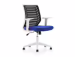 Cadeira Escritório Rocada, braços reguláveis, estrutura branca. Encosto em malha, assento em tecido anti-fogo. Cor azul. Tamanho 680X630X910 mm.