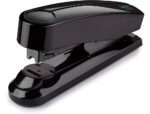Agrafador Plástico Novus B4Fc Abs reciclado. Agrafado plano. Capacidade 50 folhas. Usa agrafes 24/6-8 e 26/6. Cor-8. Cor preto.