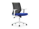 Cadeira Escritório Rocada, braços reguláveis, estrutura branca. Encosto em malha, assento em tecido anti-fogo. Cor azul. Tamanho 680X630X910 mm.